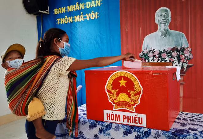 Đồng bào dân thiểu số ở buôn Mã Vôi, xã Đức Bình Tây, huyện Sông Hinh đi bầu cử. Ảnh: Trung Hiếu.