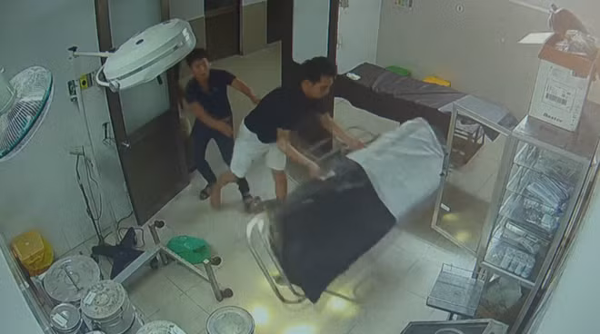 Sau khi hất đổ một số y cụ, dược phẩm, bệnh nhân xô ngã giường bệnh.