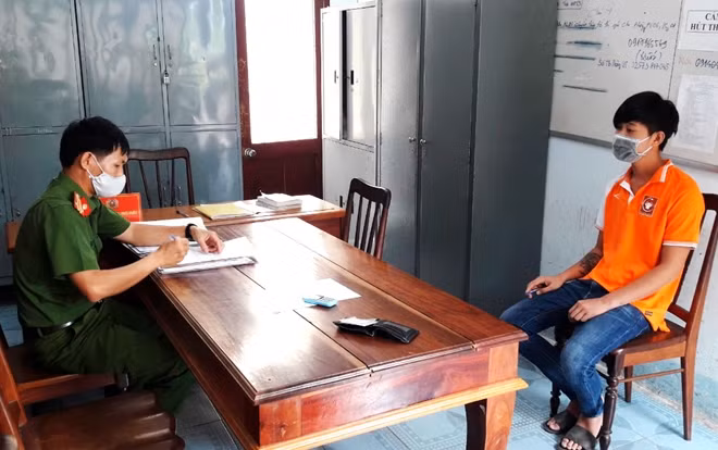 Điều tra viên Cơ quan CSĐT Công an huyện Sơn Hòa ghi lời khai của Trần Minh Luân