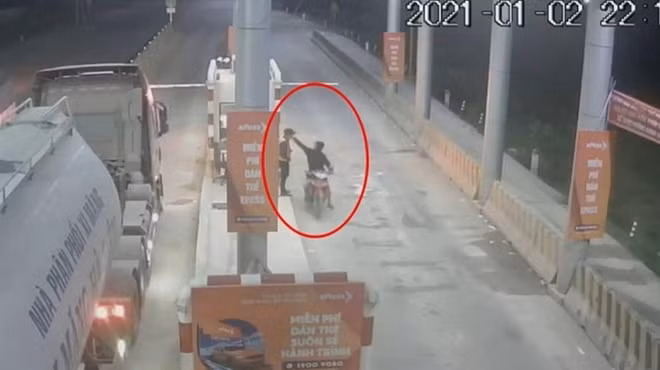 Hình ảnh Nguyễn Phước Quang đến Trạm BOT Ninh Xuân gây án được camera ghi lại
