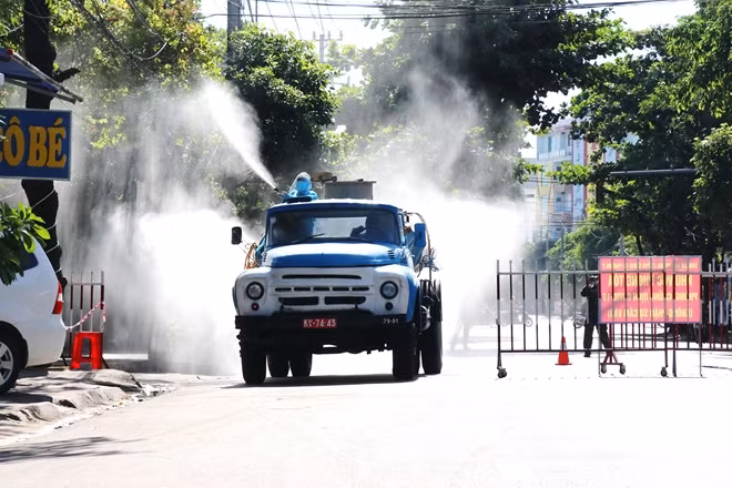 Phun thuốc khử trùng một đoạn phố ở đường Trần Phú, TP Tuy Hòa. Ảnh : P.C
