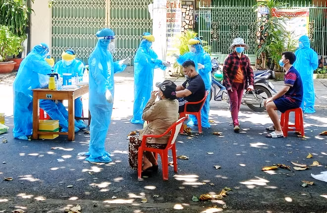 Lấy mẫu xét nghiệm sàng lọc COVID-19 cho người dân trong khu vực phong tỏa ở TP Tuy Hòa. Ảnh: Hữu Toàn.