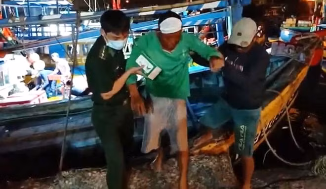 Bộ đội biên phòng tỉnh Bình Thuận tiếp nhận hai nạn nhân may mắn được tàu cá BTh-98972 TS cứu vớt. Ảnh : BĐBP Bình Thuận