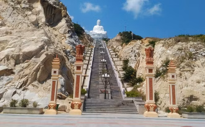 Thiền viện Thiên Hưng (Chùa Ông Núi) ở thị trấn Cát Tiến, huyện Phù Cát - một điểm đến du lịch tâm linh tại Bình Định đã và đang thu hút đông đảo du khách. Ảnh : Hữu Toàn
