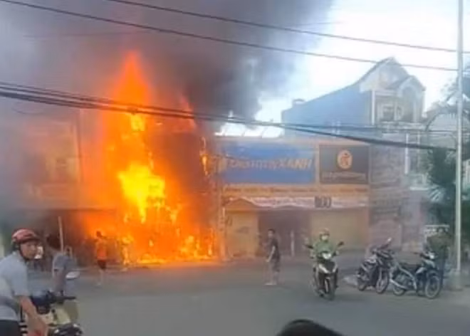 Đám cháy bùng phát mạnh, khói đen lan tỏa.