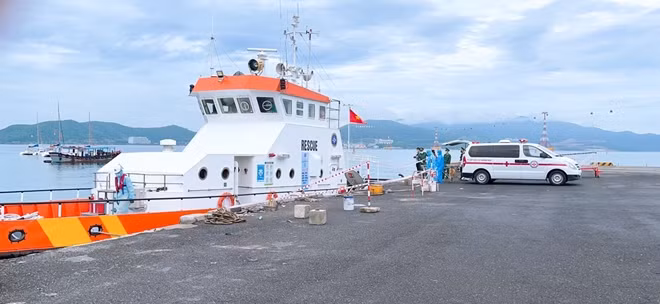 Đưa bệnh nhân từ tàu cứu nạn lên cầu cảng Nha Trang.