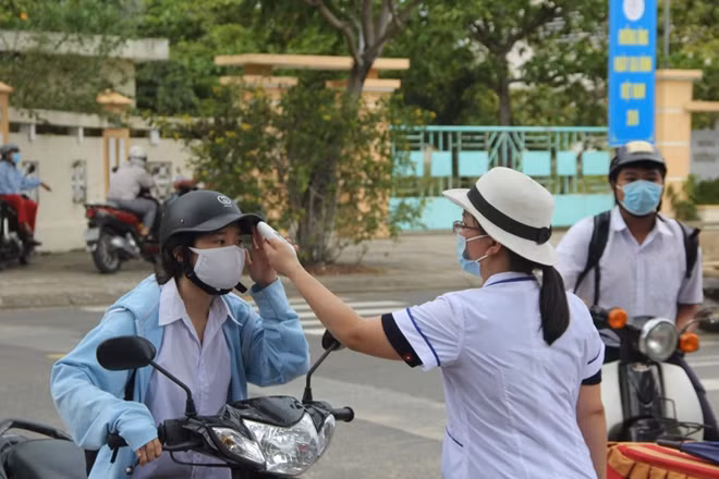 Kiểm tra thân nhiệt thí sinh dự thi tốt nghiệp THPT năm 2020 ở Phú Yên