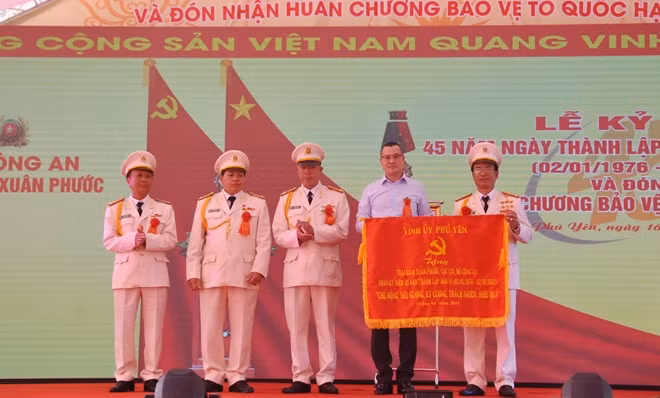 Ông Phạm Đại Dương, Ủy viên Trung ương Đảng, Bí thư Tỉnh ủy Phú Yên trao bức trướng "Chủ động, nêu gương, kỷ cương, trách nhiệm, hiệu quả" cho Trại giam Xuân Phước. Ảnh: Hữu Toàn