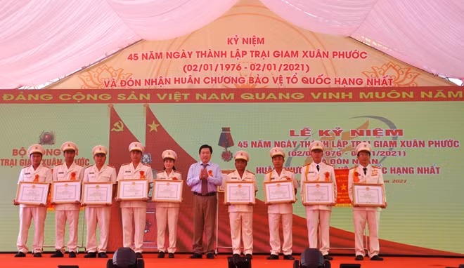 Ông Trần Hữu Thế - Chủ tịch UBND tỉnh Phú Yên trao cờ "Đơn vị dẫn đầu phong trào thi đua" khối nội chính tỉnh Phú Yên năm 2020 và bằng khen cho 9 CBCS Trại giam Xuân Phước. Ảnh: Hữu Toàn