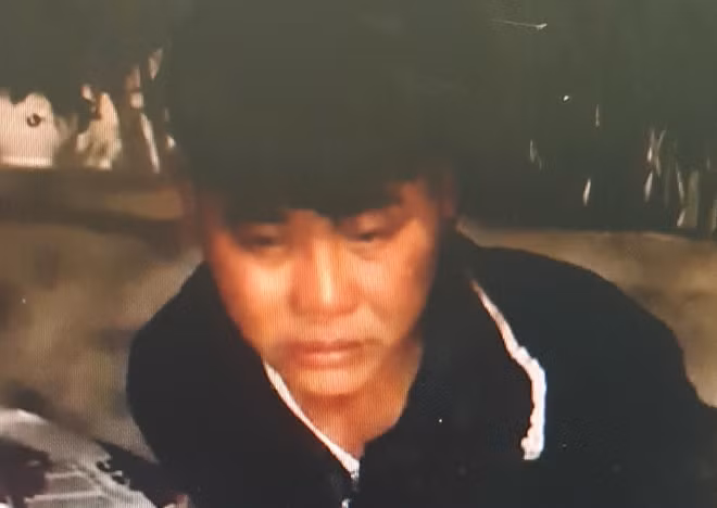 Hai đối tượng Nguyễn Huy Thông và Phạm Phú Đông tại thời điểm bị bắt quả tang. Ảnh : Xuân Huy (Công an Phú Yên)