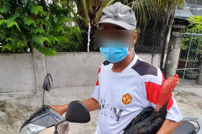 Ông Dương Hải N bị xử phạt hành chính vì ôm gà đi ra đường ở nơi đang thực hiện giãn cách xã hội.