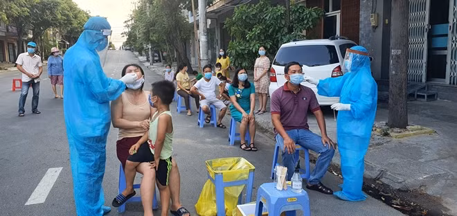 Thu thập mẫu bệnh phẩm để xét nghiệm sàng lọc vùng phong tỏa tại một đoạn phố Trần Phú, phường 2, TP Tuy Hòa