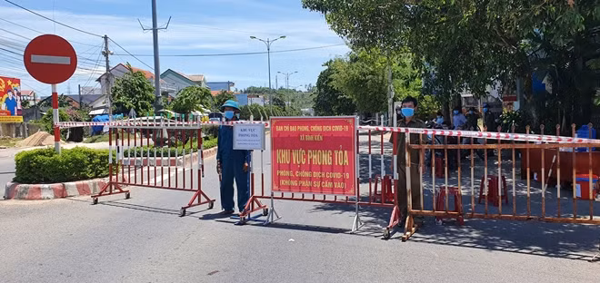 Nhiều rào chắn đã được thiết lập tại những khu vực phong tỏa trên địa bàn tỉnh Phú Yên