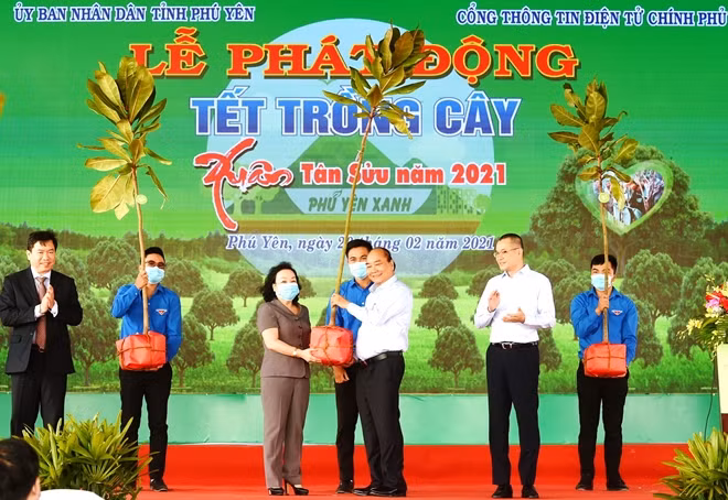 Thủ tướng Nguyễn Xuân Phúc trao tặng cây xanh cho đại diện lãnh đạo tỉnh Phú Yên. Ảnh: Hữu Toàn