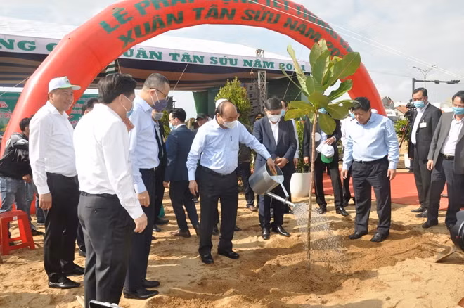 Thủ tưởng Chính phủ Nguyễn Xuân Phúc trồng cây xanh tại phường Phú Thạnh, TP Tuy Hòa sau lễ phát động "Tết trồng cây" xuân Tân Sửu tại Phú Yên. Ảnh: Hữu Toàn