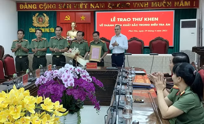 Đồng chí Phạm Đại Dương - Ủy viên Trung ương Đảng, Bí thư Tỉnh ủy Phú Yên khen thưởng Cơ quan An ninh điều tra Công an tỉnh Phú Yên. Ảnh : Công an Phú Yên