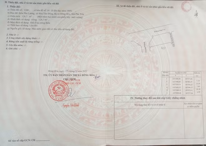 Giấy chứng nhận QSDĐ có con dấu, chữ ký của Phó Chủ tịch UBND thị xã Đông Hòa nhưng chỉ là giấy tờ giả mạo do Nguyễn Đức Vàng lên mạng "đặt hàng" cho người khác làm giả