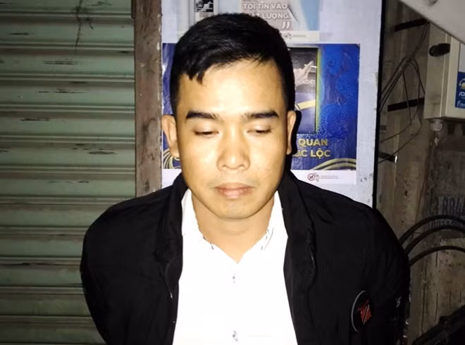 Hai đối tượng Nguyễn Lịch Sinh và Võ Văn Cẩm sau khi bị bắt giữ