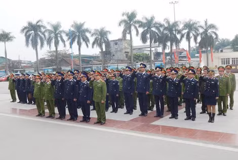 Đại biểu hai đơn vị dâng hương tại Tượng đài Chủ tịch Hồ Chí Minh.