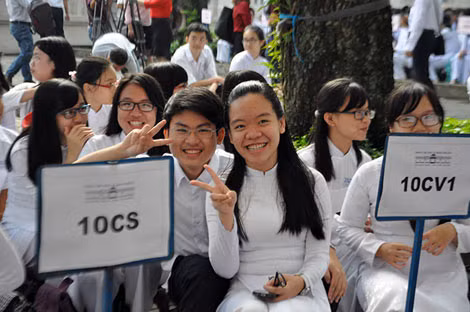 Học sinh THPT Chuyên Lê Hồng Phong háo hức trong buổi lễ đón chào năm học mới