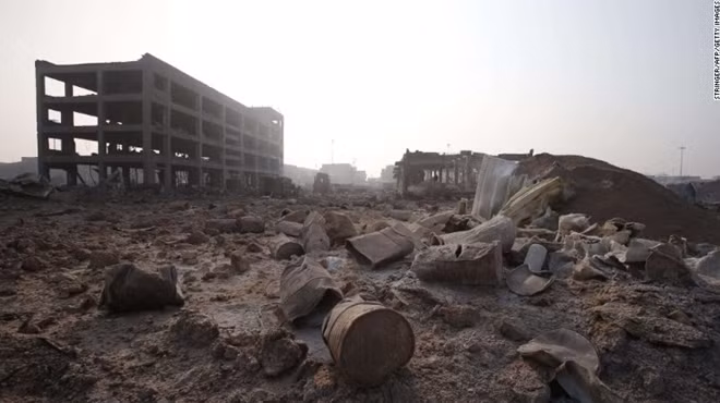 Một góc Thiên Tân hoang tàn sau vụ nổ kép. Ảnh: CNN.