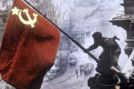 Hồng quân Liên Xô cắm cờ chiến thắng trên nóc nhà Quốc hội phát xít Đức. Ảnh: Sputnik News.
