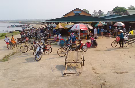 Phiên chợ chiều Cửa Tùng.