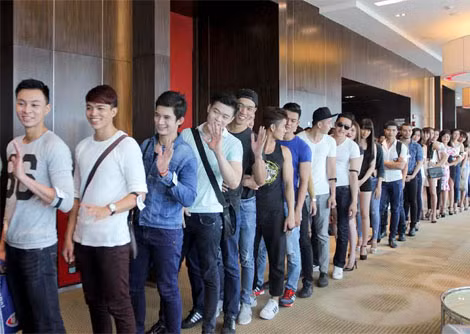 Thí sinh xếp hàng đợi đến lượt dự sơ tuyển tại TP HCM.