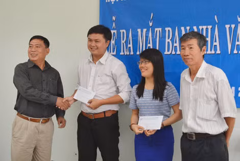 Nhà thơ Phạm Sỹ Sáu (bên trái) thay mặt Ban Nhà văn Trẻ TP Hồ Chí Minh trao hỗ trợ kinh phí in tập thơ đầu tay cho hai tác giả Trần Võ Thành Văn và Ngô Thúy Nga (giữa). Nhà thơ Phạm Sỹ Sáu (bên trái) thay mặt Ban Nhà văn Trẻ TP Hồ Chí Minh trao hỗ trợ kinh phí in tập thơ đầu tay cho hai tác giả Trần Võ Thành Văn và Ngô Thúy Nga (giữa).