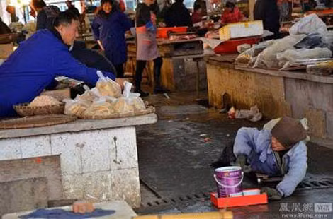Người già tàn tật lê la khắp chợ.