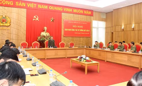 Lãnh đạo Cục Công tác chính trị phát biểu tại hội nghị.
