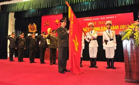 Bộ trưởng Trần Đại Quang gắn Huân chương lên cờ truyền thống của Cục Kỹ thuật nghiệp vụ II.
