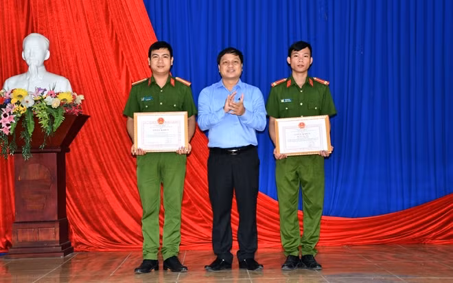 Lãnh đạo UBND huyện Quế Sơn tặng Giấy khen cho tập thể và cá nhân thuộc Công an xã Quế Xuân 1.
