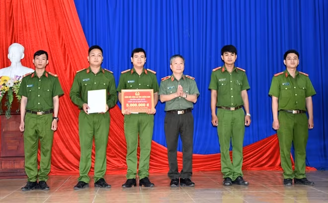 Thiếu tướng Nguyễn Đức Dũng khen thưởng Công an xã Quế Xuân 1, huyện Quế Sơn. Ảnh: M.T