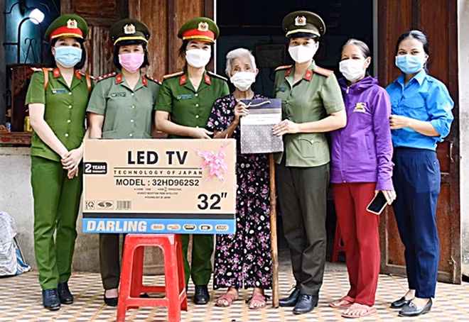 Cán bộ Hội Phụ nữ Công an Quảng Nam tặng quà gia đình liệt sĩ CAND.