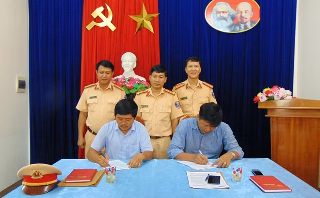Các doanh nghiệp vận tải tại Quảng Nam ký cam kết tuân thủ các quy định của Luật Giao thông đường bộ.