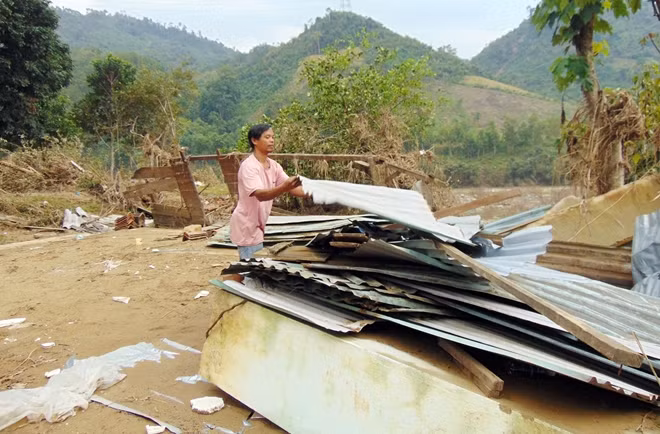 Một ngôi nhà người dân tại xã Cà Dy, huyện Nam Giang bị cuốn trôi hoàn toàn sau khi thủy điện Đăk Mi 4 vận hành xả lũ.