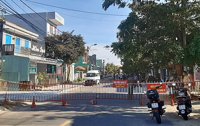 Lực lượng chức năng tổ chức phong tỏa, cách ly y tế khu vực có ca F0 tại TP Tam Kỳ.