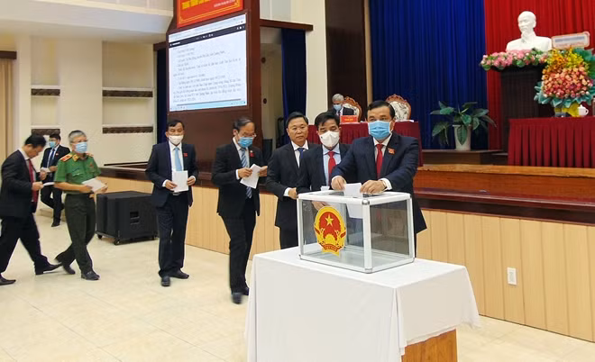 Các đại biểu tham gia bỏ phiếu bầu các chức danh HĐND, UBND tỉnh Quảng Nam khóa X tại Kỳ họp.