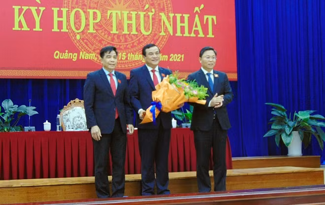 Lãnh đạo tỉnh Quảng Nam tặng hoa chúc mừng Chủ tịch HĐND tỉnh Quảng Nam khóa X Phan Việt Cường.