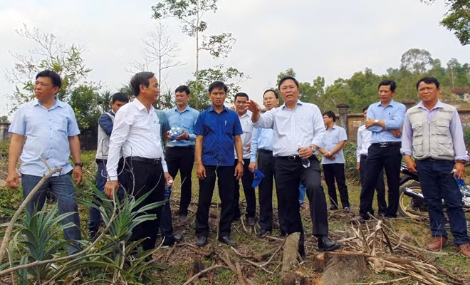 Ông Lê Trí Thanh, Chủ tịch UBND tỉnh Quảng Nam (thứ ba từ phải sang) khảo sát thực tế khu vực Khu di tích Lăng mộ Bà Đoàn Quý Phi.