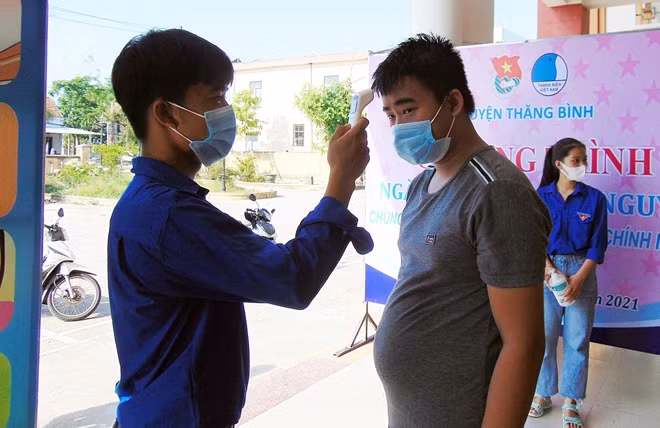 Người dân đến làm CCCD đều được đoàn viên thanh niên hỗ trợ đo thân nhiệt.