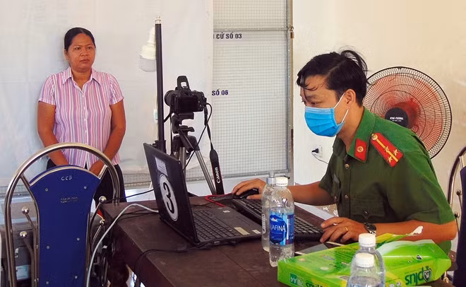 Việc cấp CCCD tại tỉnh Quảng Nam được triển khai theo phương châm "còn người dân là còn làm việc". Trong ảnh: Chụp hình để làm CCCD cho người dân xã Bình Triều, huyện Thăng Bình.