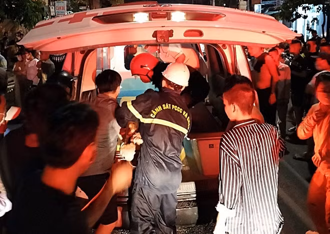 Thi thể các nạn nhân được đưa ra xe cứu thương.