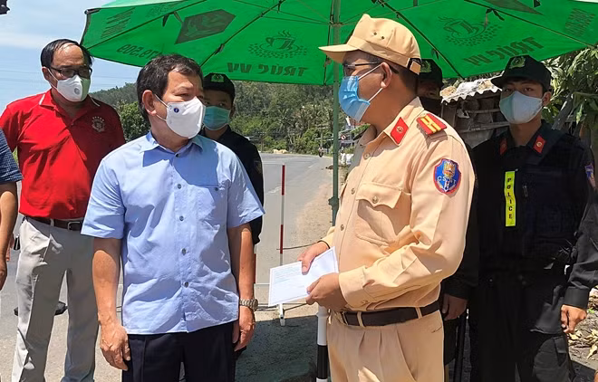Chủ tịch UBND tỉnh Quảng Ngãi Đặng Văn Minh kiểm tra công tác phòng, chống dịch COVID-19 tại thị xã Đức Phổ. Ảnh: B.Đ