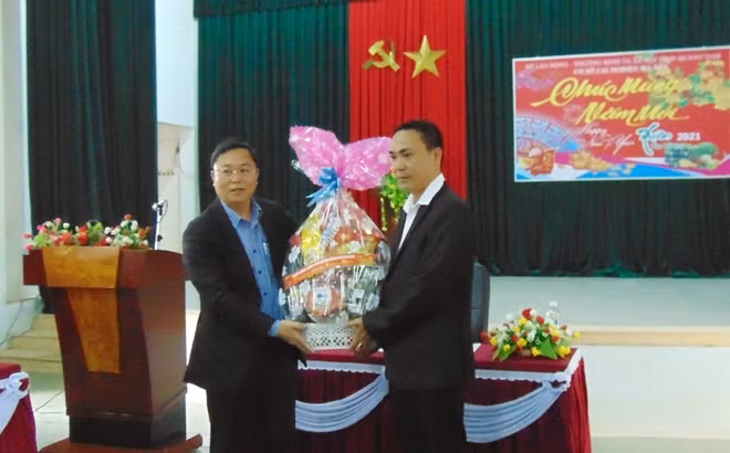 Ông Lê Trí Thanh tặng quà Tết cho tập thể cán bộ nhân viên của Cơ sở cai nghiện ma túy Quảng Nam.