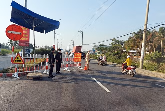 Lực lượng CSGT Quảng Nam tham gia làm nhiệm vụ tại các chốt kiểm soát phòng, chống dịch COVID-19.