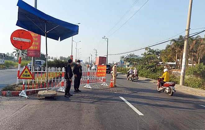 Lực lượng Công an tham gia tuyến đầu phòng, chống dịch COVID-19 tại các chốt kiểm soát.