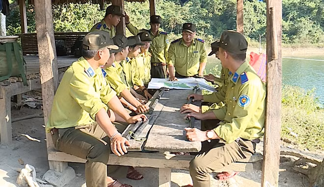 Cán bộ BQL RPH Nam Giang họp bàn công tác bảo vệ rừng, PCCC rừng ngay trong lâm phận quản lý.