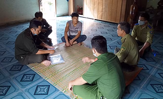 Cán bộ BQL RPH Nam Giang phối hợp với lực lượng chức năng, Công an cơ sở "đi từng ngõ, gõ từng nhà" để tuyên truyền, nhắc nhở người dân nâng cao nhận thức về PCCC rừng.
